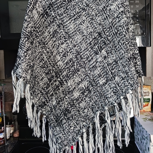 NWT knitted poncho, one size fits all. Never worn - Picture 2 of 3
